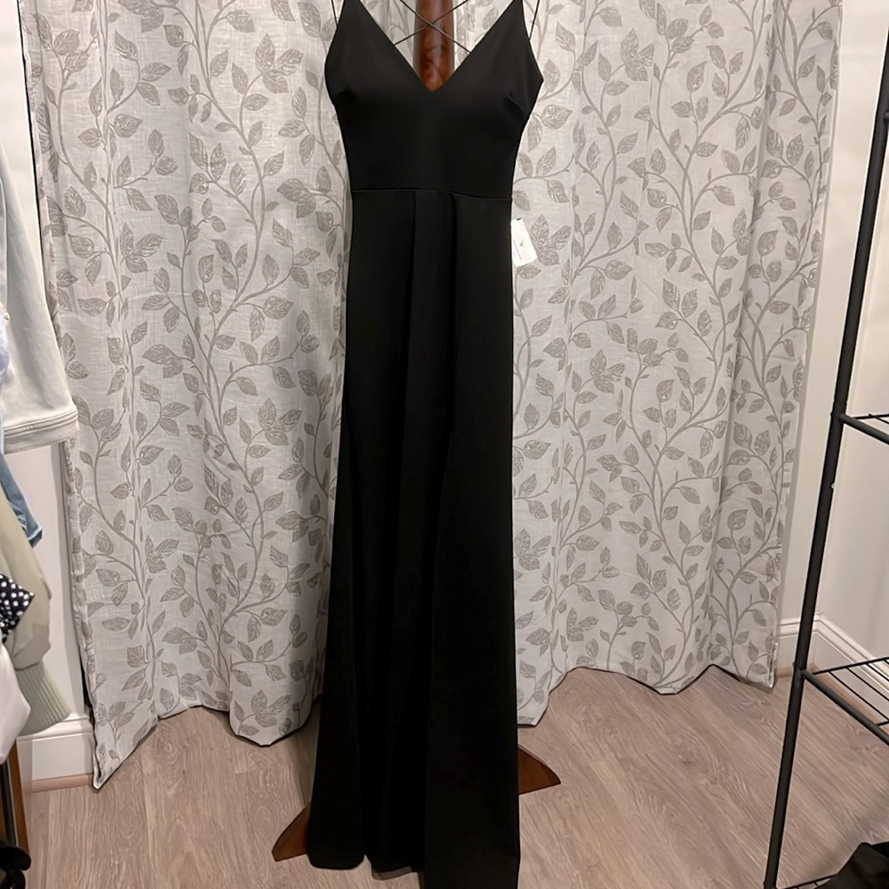 🌼Windsor NWT dressy maxi dress w strappy back and zipper. One slit to th…